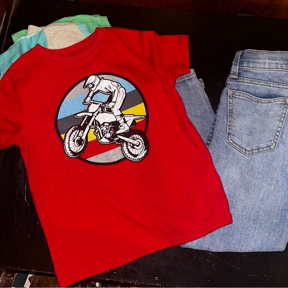 Boys bundle with graphic Ts and no hole jeans - Picture 4 of 7